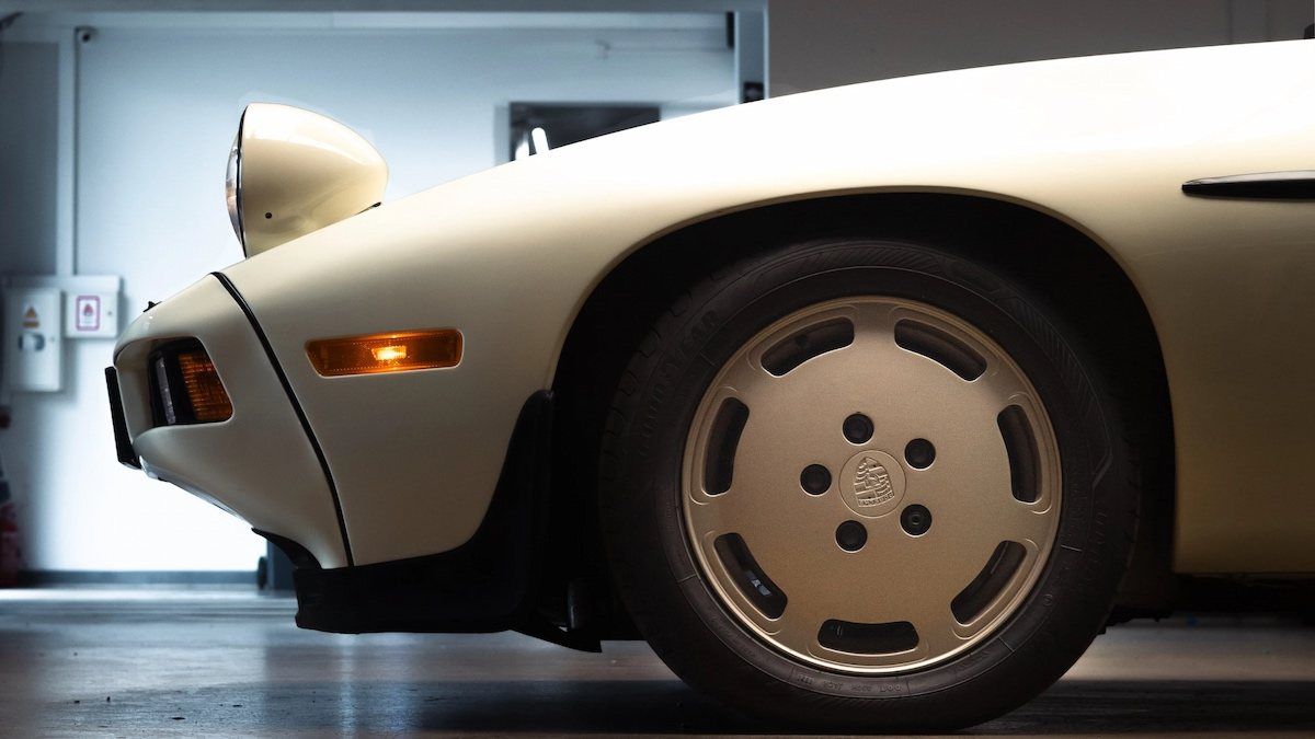 Porsche 928 w studiu Caresthetics